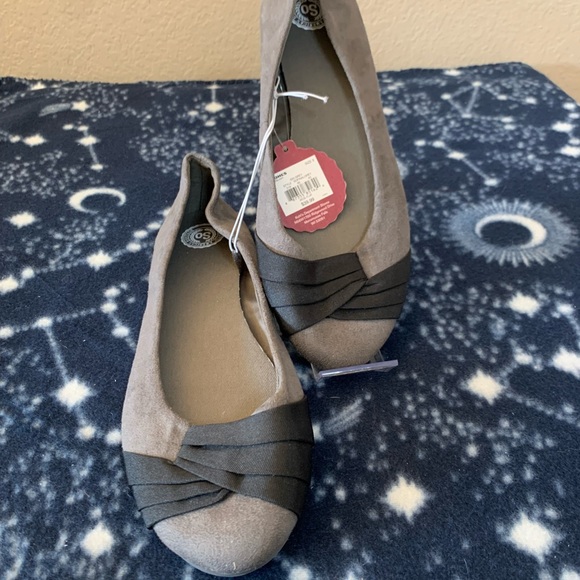 SO Kohls Grey Suede Flats size 9